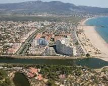Les canaux urbains d Empuriabrava bordes de commerces de restaurants et de bateaux de plaisance, généré par IA
