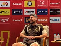 Jorginho admite surpresa com demissão de Filipe Luís e brinca: "O que é comum no Flamengo?"