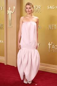 Actor Awards 2026: Sarah Pidgeon, de Love Story, repete vestido usado por Rihanna em tapete vermelho