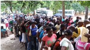 Resultado de imagen para fotos de miles de haitianos caminando por calles de santiago.