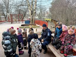 Poliisi vierailee aktiivisesti Lounais-Suomen kouluilla ja päiväkodeissa