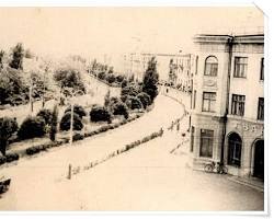 первомайская демонстрация Мелитополь проспект Богдана Хмельницкого 1960е, створено за допомогою ШІ