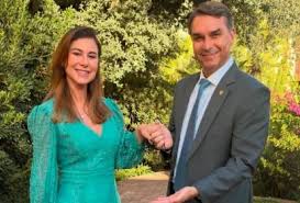 Como Flávio pretende usar imagem da mulher para conquistar eleitores moderados