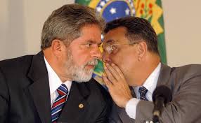 Brasília, 26/5/2003 (Agência Brasil - ABr) - O presidente Luiz Inácio Lula da Silva e o ministro da Agricultura, Roberto Rodrigues, conversam durante ... - 3fde35844e210