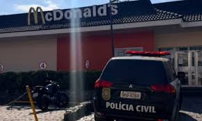Trio assalta McDonald’s e gerente é agredida em Juiz de Fora