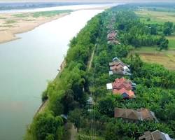 A peaceful dirt path for cycling on the tranquil Koh Trong Island