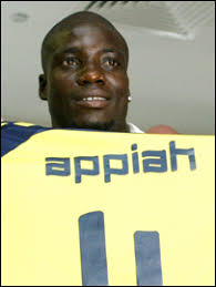 Stephen Appiah. Appiah answered your questions on the BBC World Service - _42624779_appiahfen270