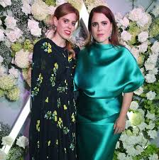 ベアトリス＆ユージェニー王女、英国王室一大イベントの裏でウィーンの貴族ウエディングへ