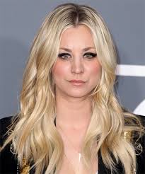 Cabelo pintado e penteado de praia de Kaley Cuoco  em 2024