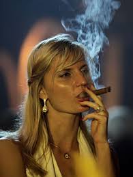 Una mujer fumando un puro. (Foto: Javier Galeano | AP). Actualizado jueves 10/09/2009 06:54 ( CET ) - 1252522190_0