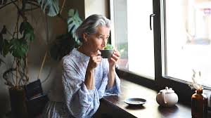 نعم للشاي وحذارِ من القهوة.. انتبهي لعظامك بعد الستين