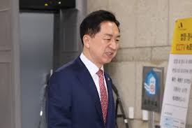 [속보]‘김건희 로저비비에 선물’ 의혹 김기현, 1심 무죄···배우자는 벌금형