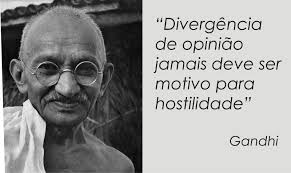 Bem dito, Mahatma… E a eterna discussão sobre a homossexualidade? Meu amigo, se o cidadão gosta de fazer sexo daquela maneira, o problema é DELE, não seu. - gandhi