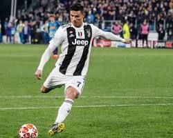 Gambar teknik menendang bola sepak bola