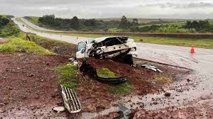 Caminhonete sai da pista e bate contra barranco na BR-163