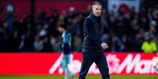 'Van Persie trainer met zwembandjes: ligt blijkbaar aan iedereen behalve aan hem'