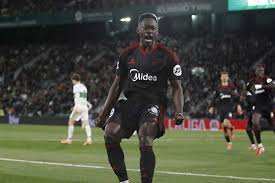 Un doblete del delantero nigeriano le dio a los andaluces el empate a dos