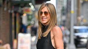 Jennifer Aniston's baggy jeans outfit formula relies on the spring staples you probably already own