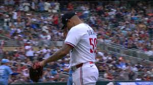 Twins Win Second Straight Against Royals with Lee's Walk-Off Single