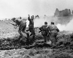 Image of Soviet troops and tanks advancing during Operation Bagration