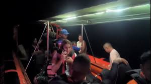 Un padre y sus tres hijos de 12, 10 y 9 años, víctimas del naufragio en Indonesia: la madre confirma que quedaron atrapados en el barco