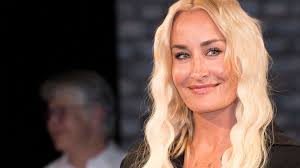 Im schwarzen Kleid: Tochter von Sarah Connor zum ersten Mal auf dem roten Teppich