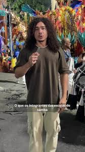 Superstições, retoques na fantasia e broncas: como são os minutos finais das escolas de samba antes de entrar na Sapucaí; vídeo