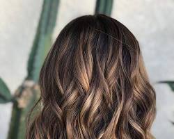 Image de Medium brown hair with highlights