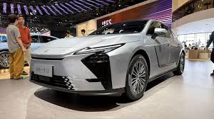 2026年型レクサスES新型：デザイン改良、大型化、EV追加