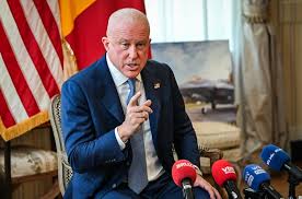 “Attention à ce que vous dites” : l’ambassadeur américain Bill White interpelle les médias belges