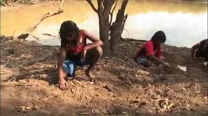 Andrew meets a few Aborigines from the Nauiyu Nambiyu ...