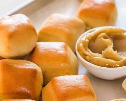 Image of baked Texas Roadhouse rolls with butter