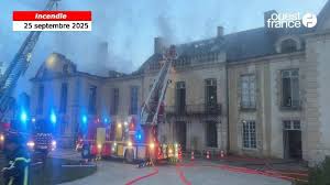 Incendie au Château de Médavy: Les Pompiers Luttent Contre les Flammes!