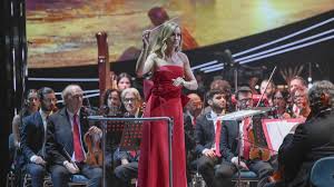 Beatrice Venezi dopo il licenziamento dal teatro La Fenice: «Prendo atto della decisione che andrà motivata. Sono stata diffamata, calunniata, offesa e bullizzata per mesi»