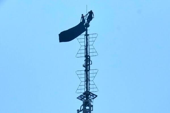 Climber couple arrested after scaling Empire State Building antenna for apparent marriage proposal; unfurl banner about 'the power of love'.