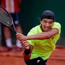 Henrique Rocha está a fazer um brilharete em Roland-Garros. O que mais impressiona são a cabeça e a superação, diz quem o está a ver jogar
