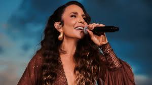 Ivete Sangalo posa de body e mostra marquinha de bronze antes de show