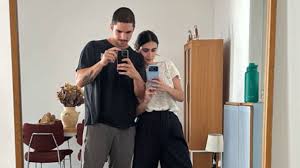 Valentina Herszage publica clique raro ao lado do namorado, que ela conheceu quando tinha 6 anos