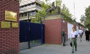 بریتانیا موقتاً کارکنان دیپلماتیک خود را از ایران خارج می‌کند