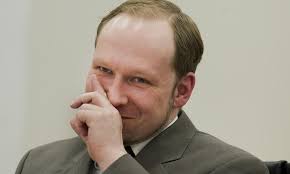 SMILTE: Anders Behring Breivik smilte i rettssal 250 i går da professor Ulrik Fredrik Malt fortalte i vitneboksen at Breivik trolig har Aspergers syndrom. - 978x