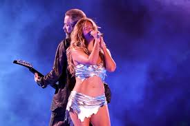 Los tenis que Karol G llevó a Coachella serán tendencia el resto de 2026