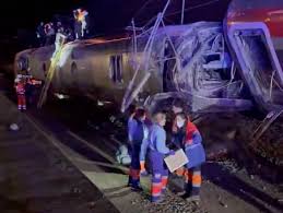 Descarrilamento de trens com 500 passageiros na Espanha deixa ao menos 21 mortos