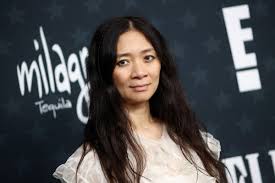 Chloé Zhao, primeira mulher asiática a ganhar o Globo de Ouro de Melhor Direção, pode levar seu segundo prêmio por ‘Hamnet’