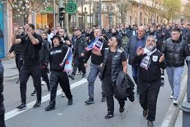 Aficionados del PAOK inundan las calles de Vigo antes del partido con el Celta