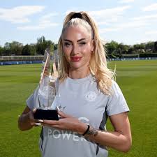 Alisha Lehman é eleita melhor jogadora da temporada após 9 jogos e causa polêmica no Leicester