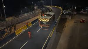 Prefeitura de Manaus avança com sinalização da alça superior do viaduto ‘Passarão’ durante a madrugada