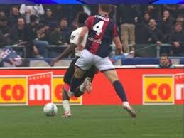 📸 Pobega sees red after 20', foul questioned, Dallinga misses 😮