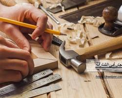 نجار الأثاث يقوم بإصلاح الأثاث