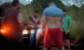 Desejo por homens desconhecidos: mulher atrai fila de homens em matagal