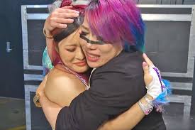 【ＷＷＥ】アスカ イヨ・スカイと〝別れ〟の抱擁「わしの後継者を探しとったんや」（東スポWEB）